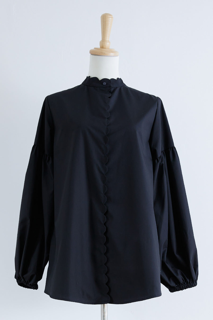 tiny scallop blouse / Black
