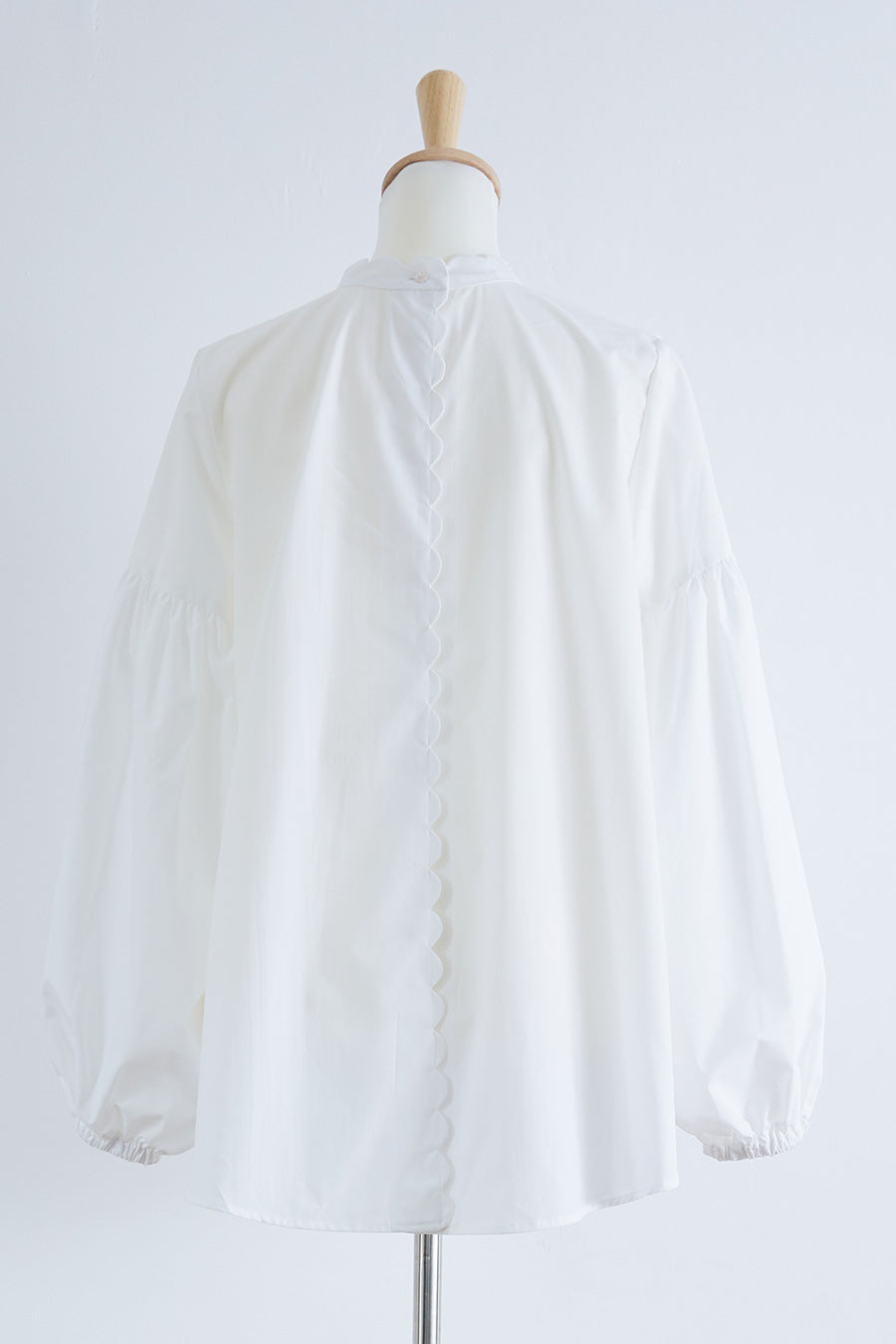 tiny scallop blouse / Off