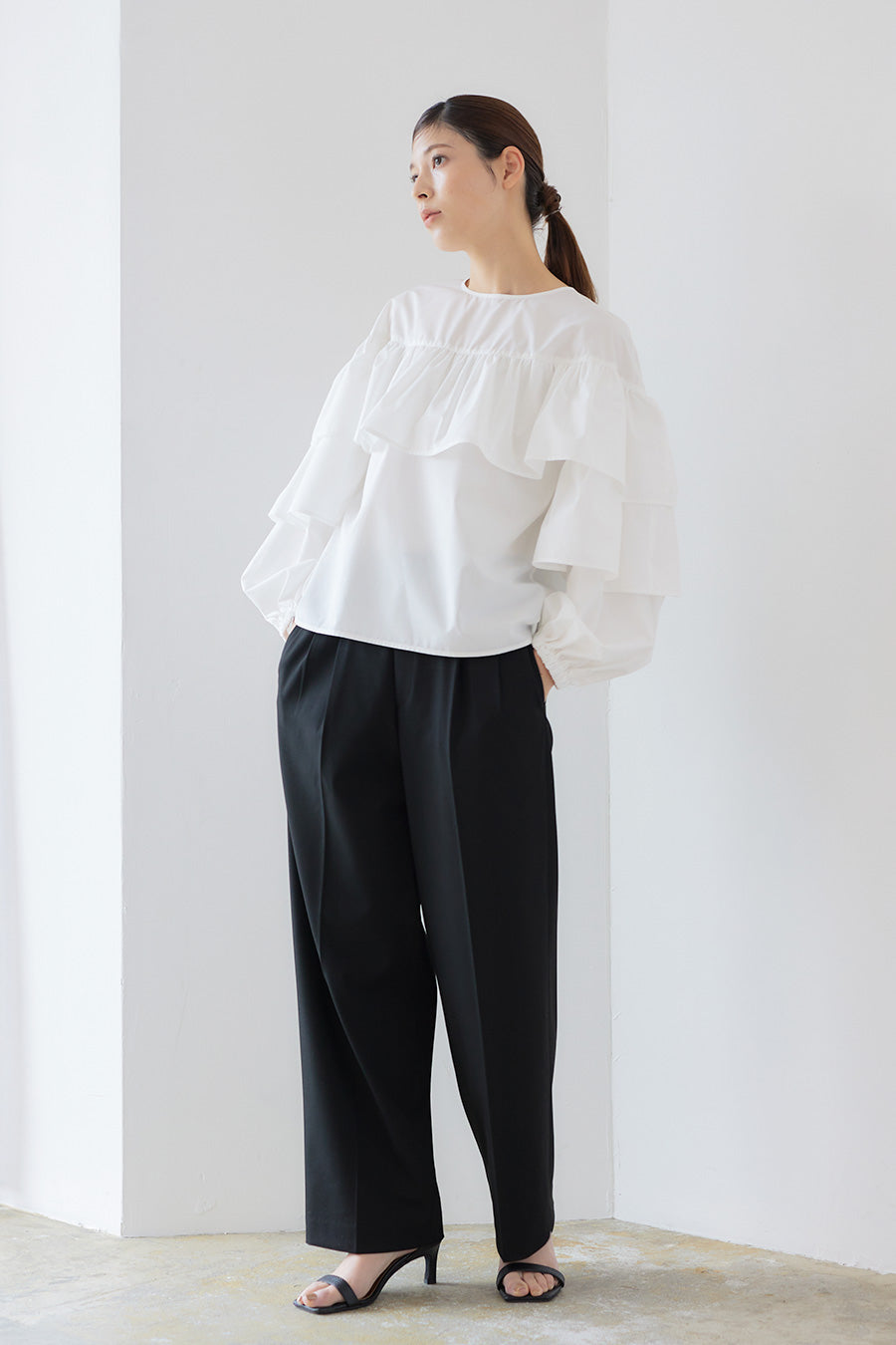 Frill volume blouse / Off – ensuite_official